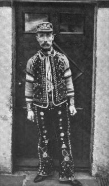 A photograph of Henry Croft – described as 'the Pearlie King of Somers Town' – from the Strand Magazine of February 1902. The accompanying text said, ‘He has 4,900 buttons on his suit – i.e., as follows: 700 on cap, 1,500 on waistcoat, 1,500 on trousers, 700 on belt, 500 on straps (wrist); total, 4,900.’